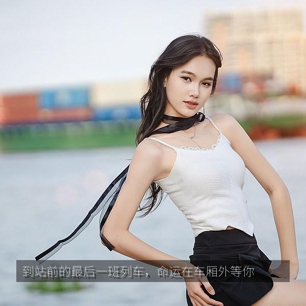 到站前的最后一班列车，命运在车厢外等你 海报